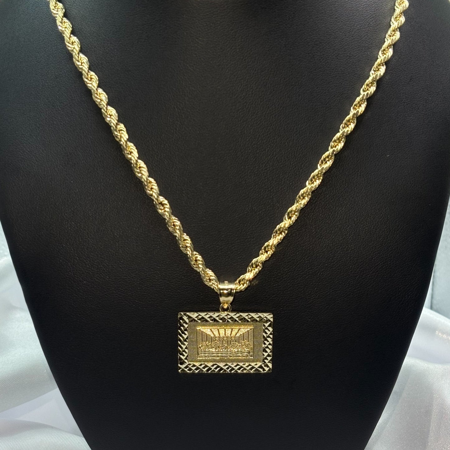 Twisted Chain Pendant Necklace